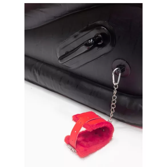 Desirel Magic Pillow - Ilmalla täytettävä BDSM‑seksihuonekalu - käsiraudoilla (punainen)