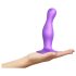 Strap-on-me Curvy M - aaltoileva, imukupilla varustettu dildo (liila)