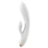 Satisfyer Double Flex - Sovelluksella ohjattava klitoriskiihotin varrella (valkoinen)
