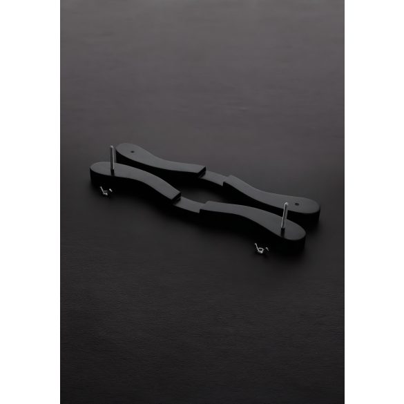 Musta puinen juomapyhätökkä