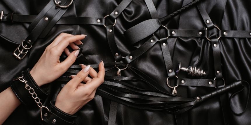 BDSM aloittelijoille tutustumassa sidontakahleisiin ja tarvikkeisiin - lovesexshop.fi seksikauppa
