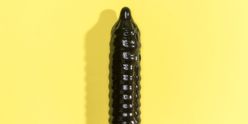 Musta dildo keltaisella taustalla - lovesexshop.fi seksikauppa