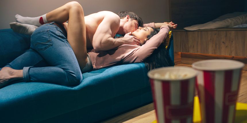 Pariskunta suutelee kotona eroottisen elokuvan illan aikana | lovesexshop.fi seksikauppa